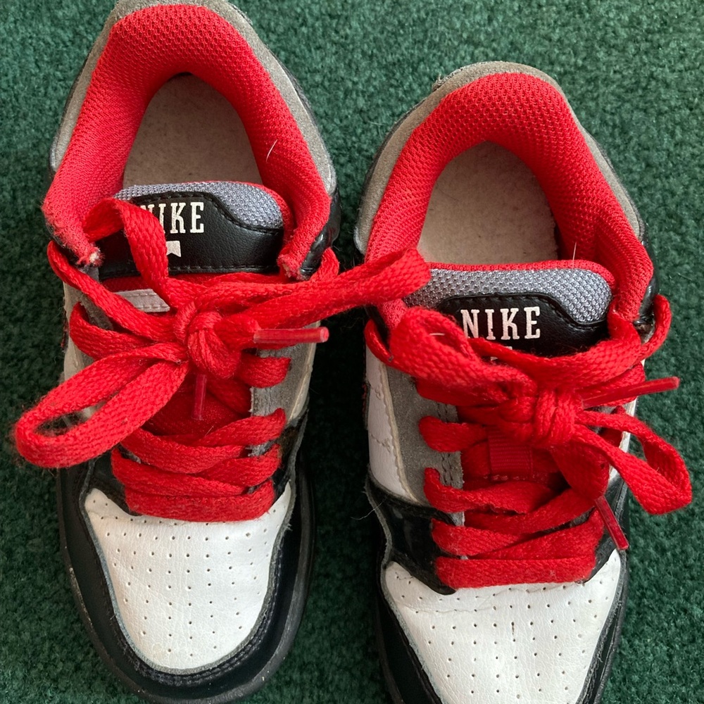 Nike Morgan 2 Jr shoe Gently Used